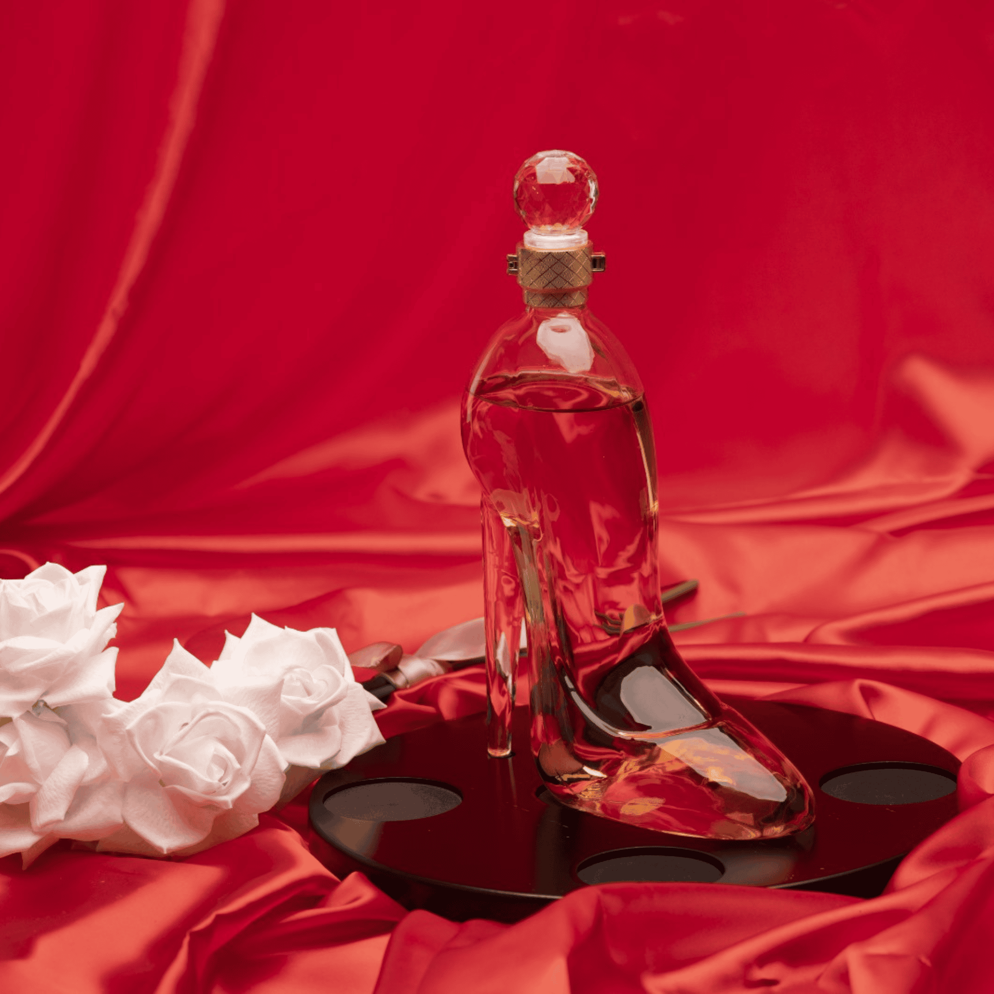 Don Vassie exquisite high heels shaped decanter 750 ml with 4 etched glasses and a wooden tray